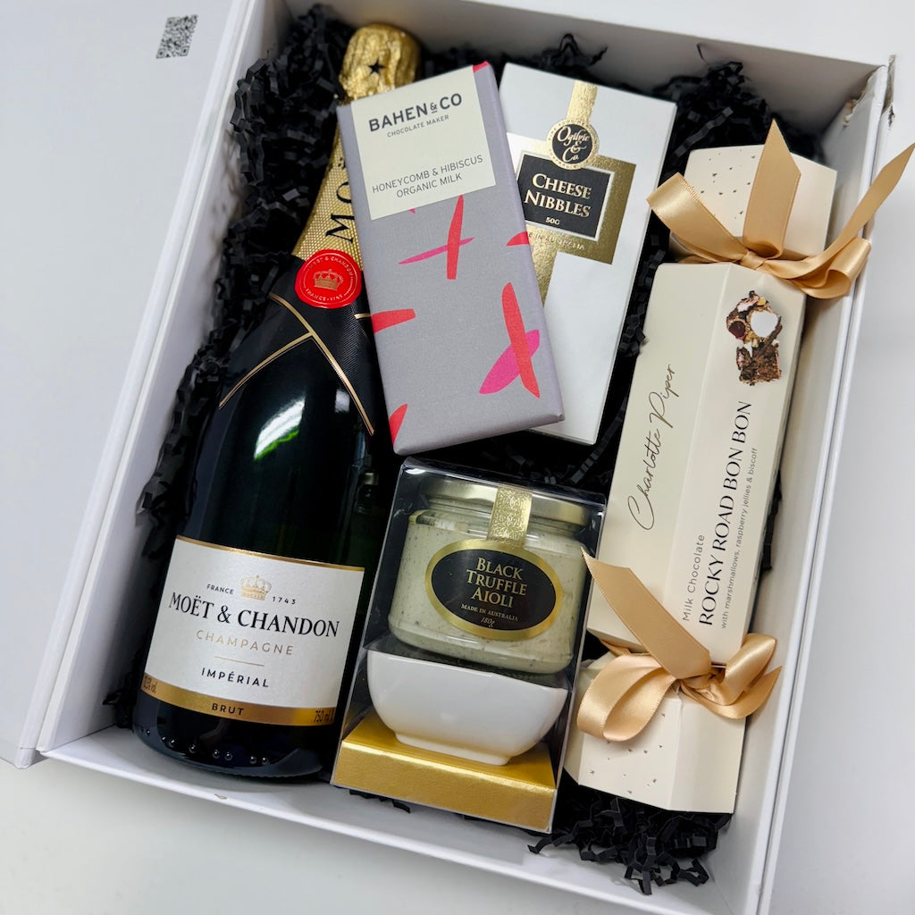 MOËT CHRISTMAS BON BON HAMPER